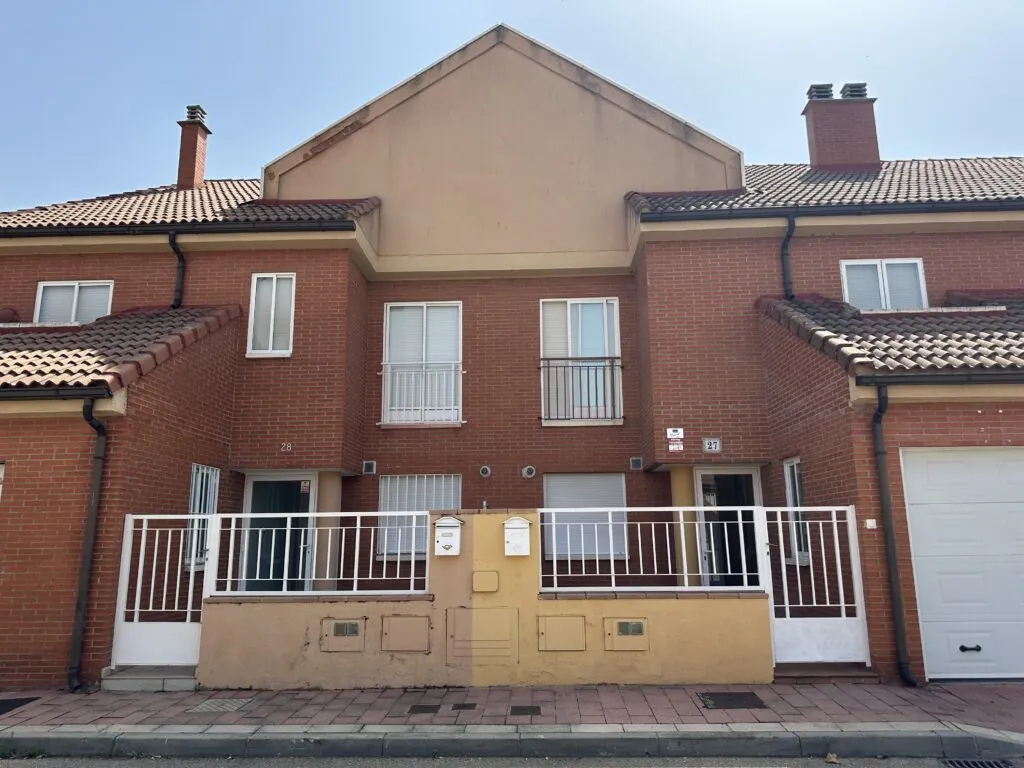 Chalet adosado + garaje + patio. Plaza Castilla y León