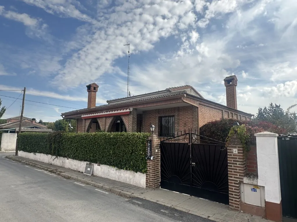Chalet independiente + patio + garaje + 2 plantas. Urbanización Las Salinas