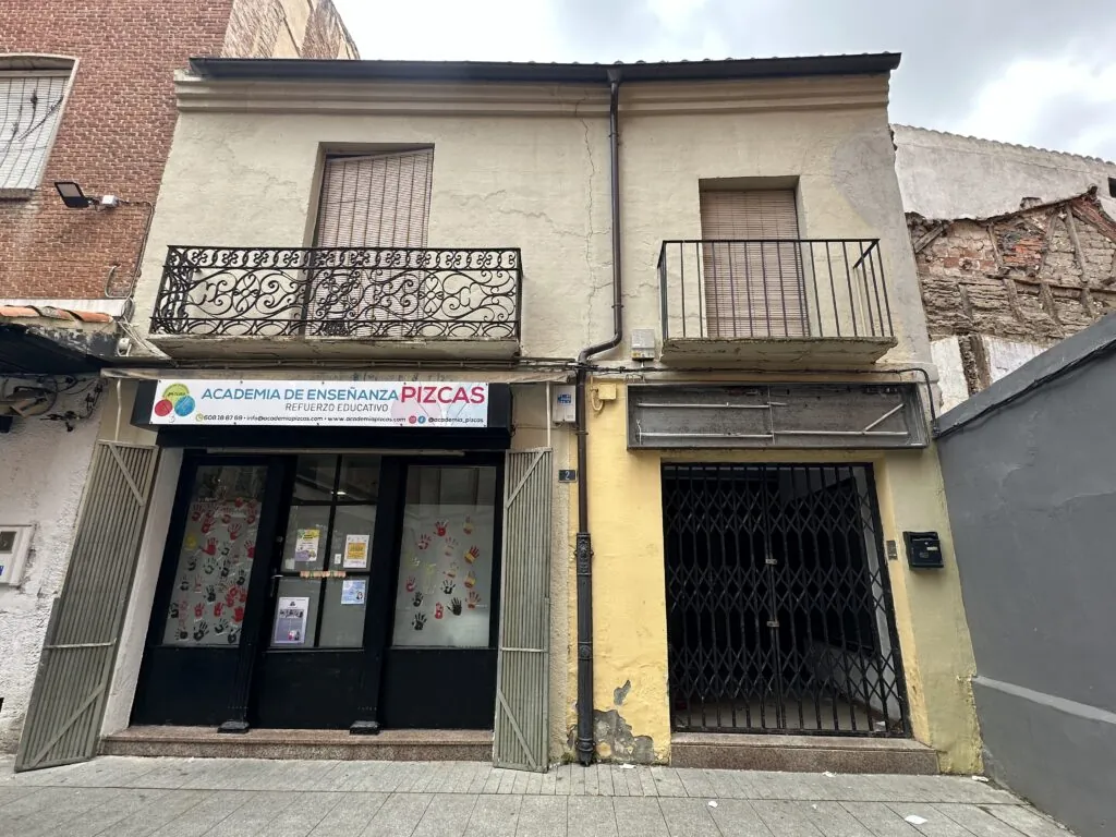 Edificio con 1 planta + 2 locales comerciales + patio. Plaza Mayor
