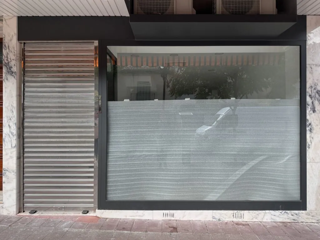 Local comercial a pie de calle con escaparate